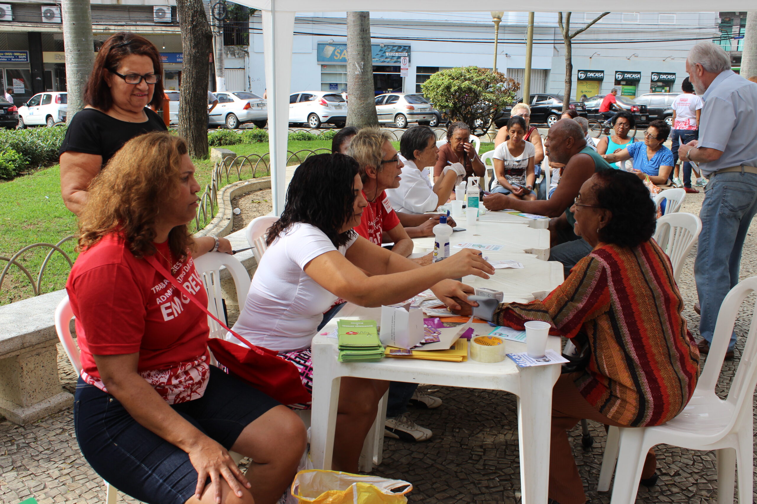 Greve vai às ruas, e população faz ecoar as críticas da categoria ao governo