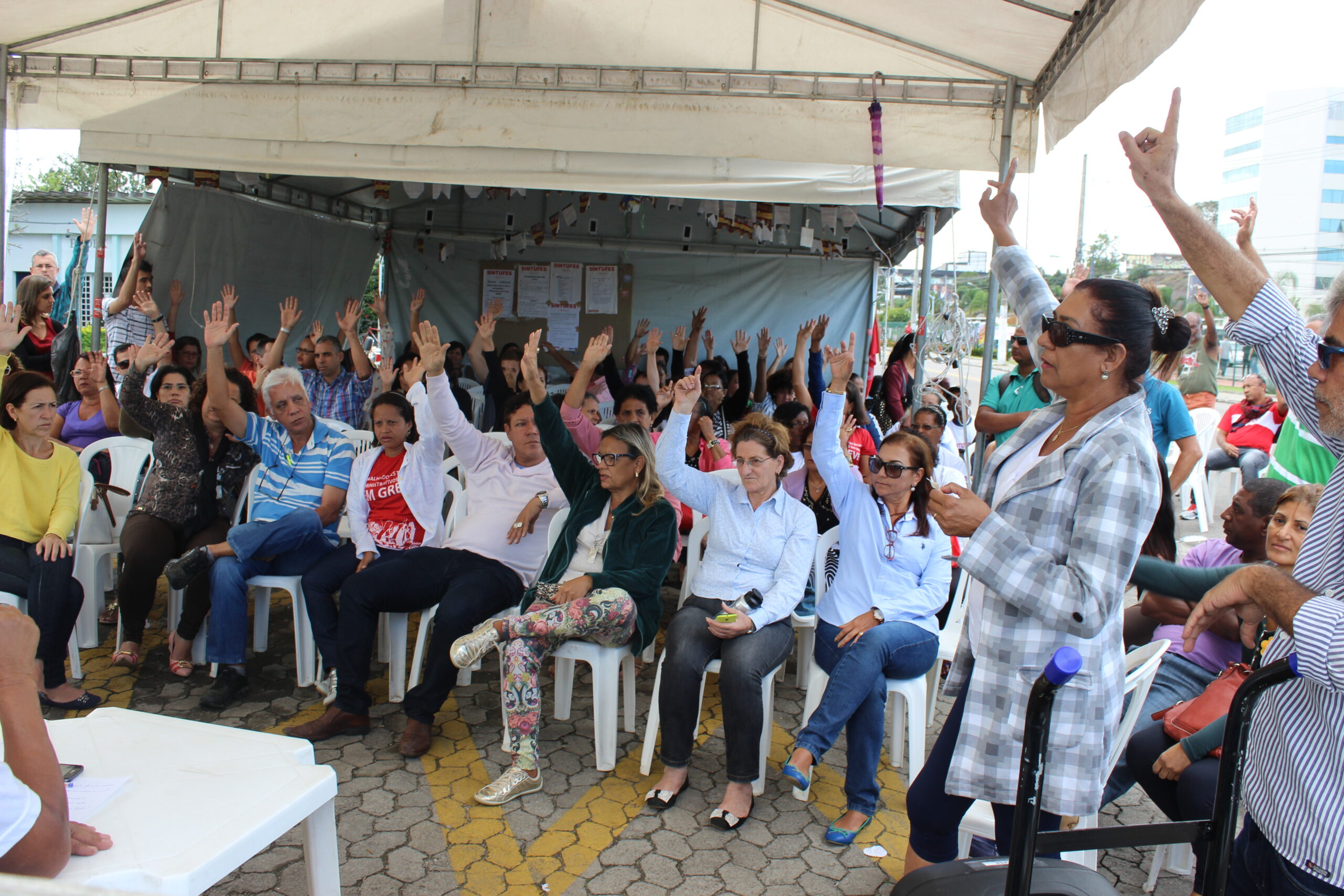 Assembleia aprova levar a greve às ruas no dia 20 e intensificar atos surpresas nos campi