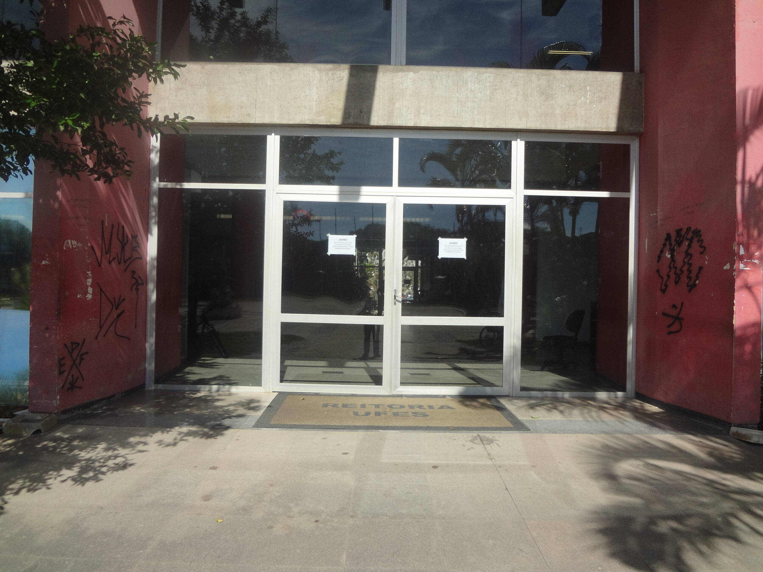 Cadê a democracia? Em vez do diálogo, Ufes decide adesão ao Sisu fechando as portas da Reitoria